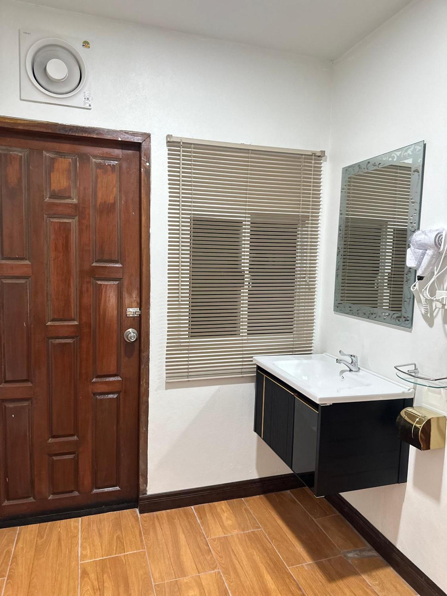 Service Apartment ห้อง102 ใจกลางเมืองใกล้แหล่งท่องเที่ยว Lampang Eksteriør bilde
