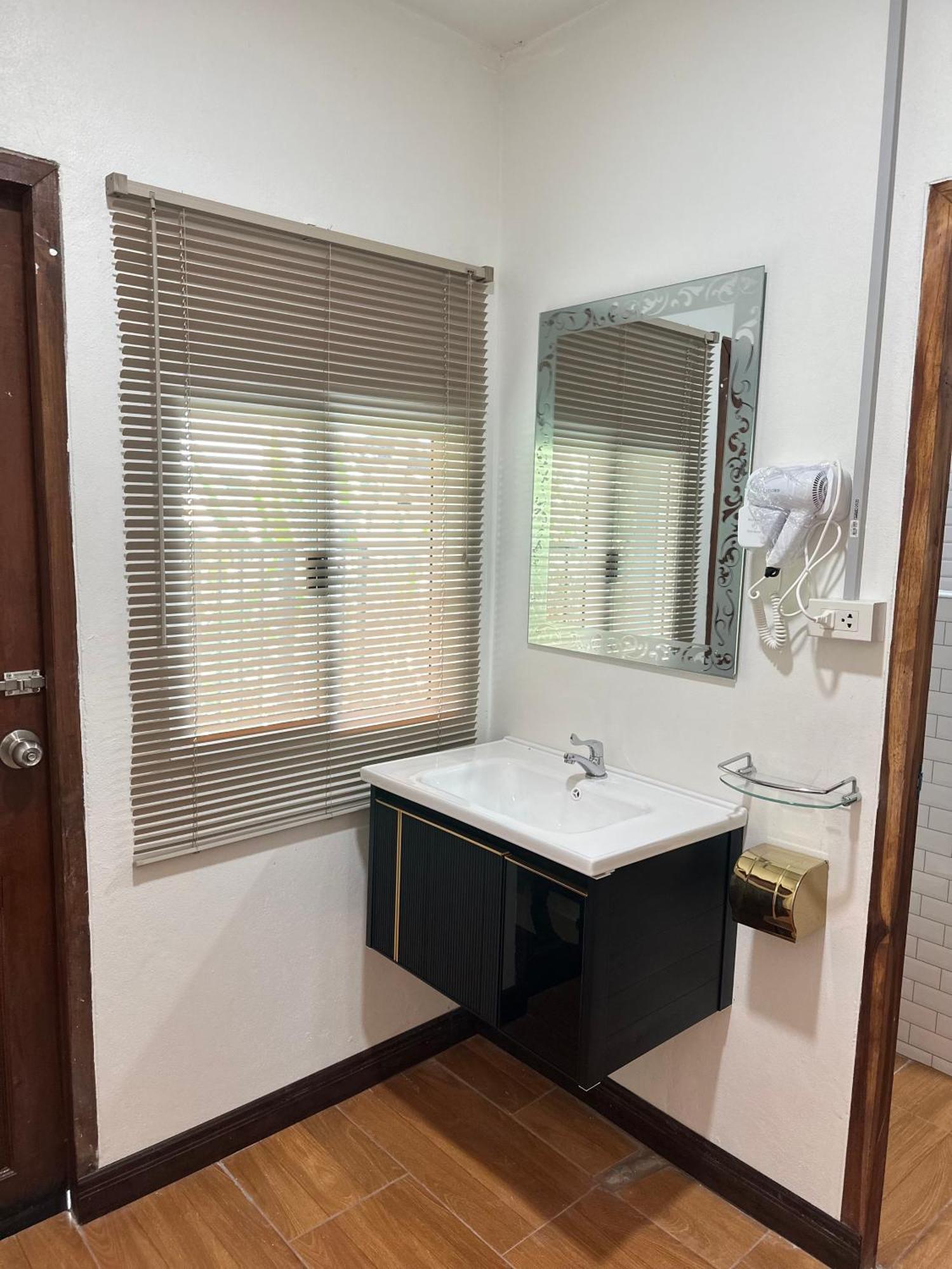 Service Apartment ห้อง102 ใจกลางเมืองใกล้แหล่งท่องเที่ยว Lampang Eksteriør bilde